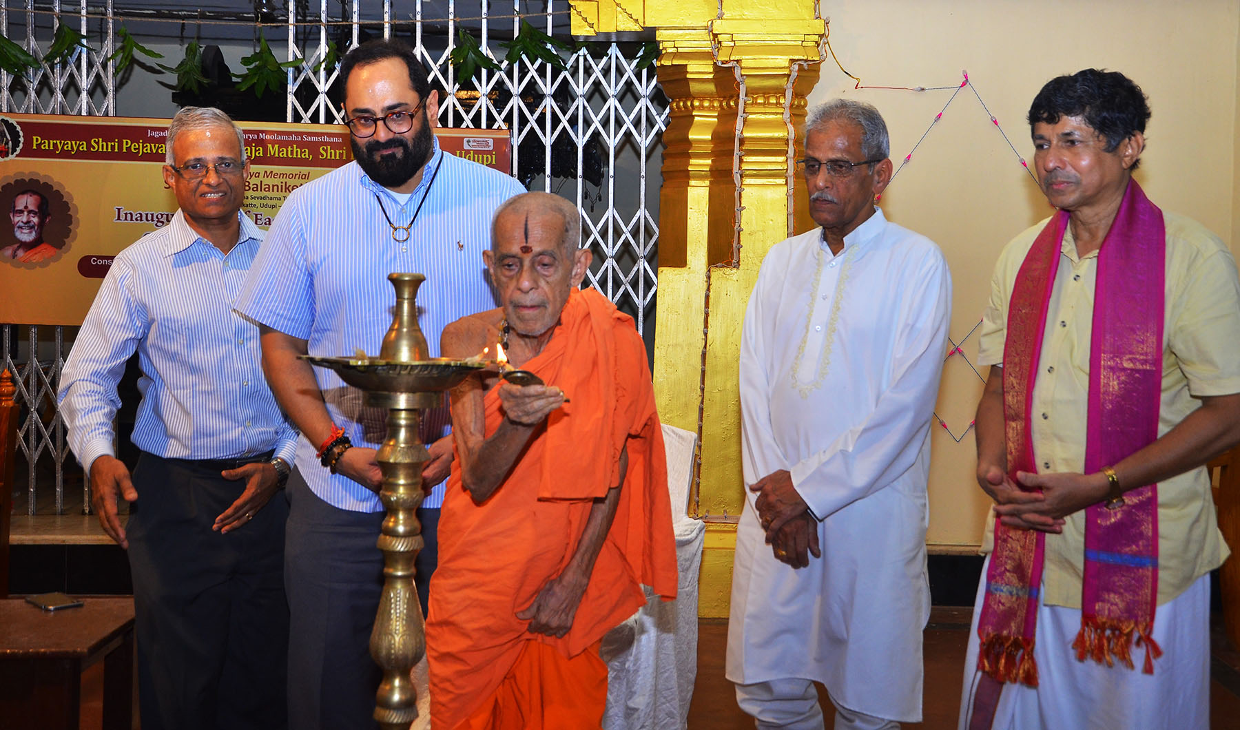 ದೇವರ ಪೂಜೆ, ಸಮಾಜ ಸೇವೆಯಿಂದ ಧರ್ಮ ಪೂರ್ಣ: ಪೇಜಾವರ ಶ್ರೀ